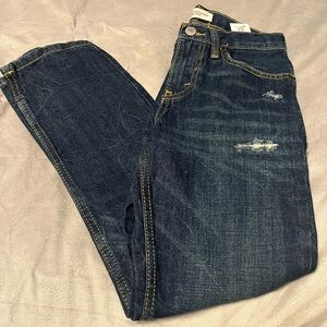 New Boys Levi’s distressed dark wash jeans